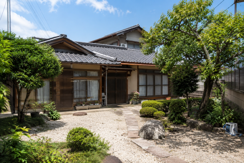 庭付きの和風平屋の空き家の外観