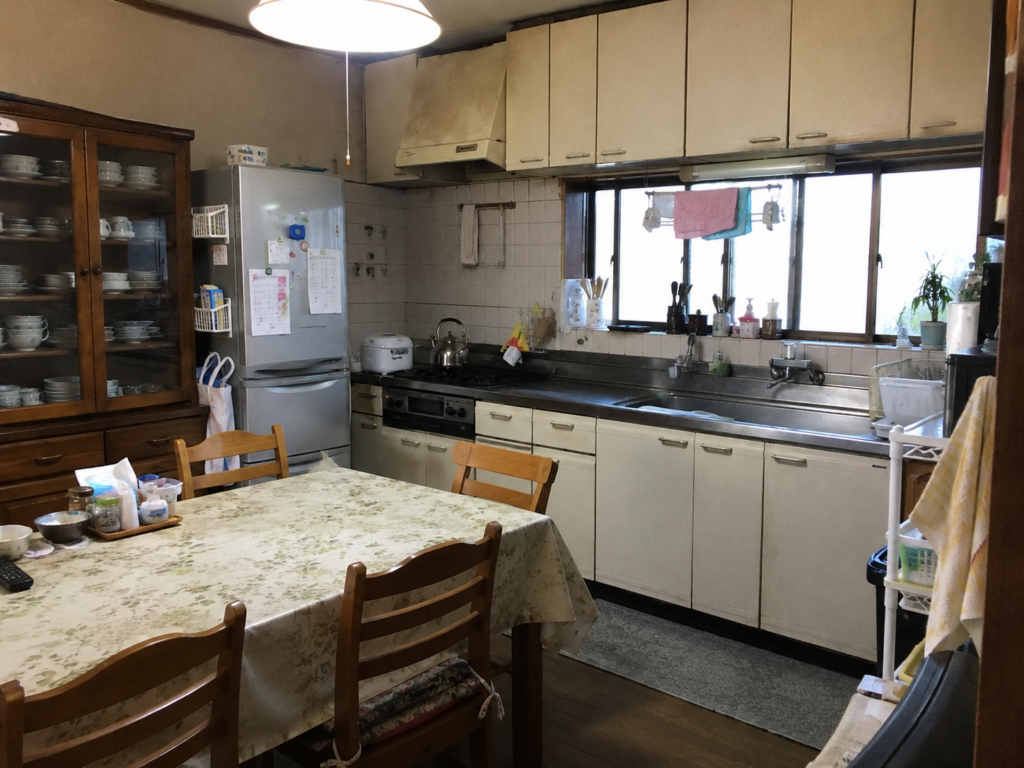 親が亡くなったあと、年金は自動で止まる?受給停止の届出と「未支給年金」の請求