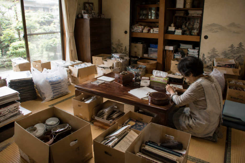 和室で遺品や荷物を仕分ける様子