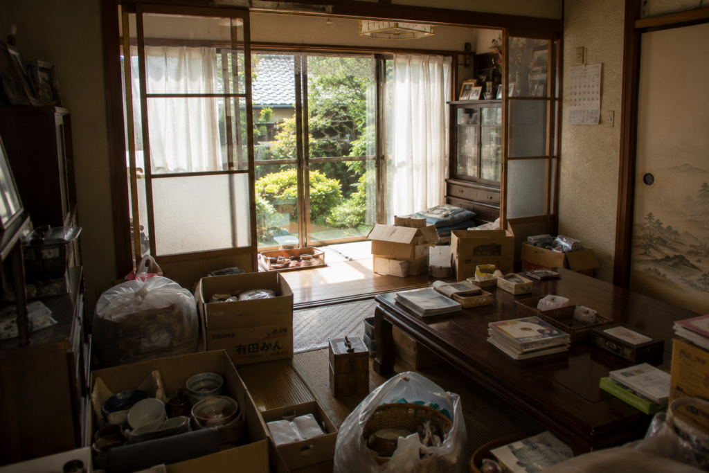 和室に積まれた片付けの段ボール